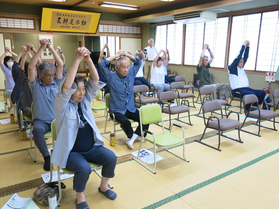 指組み腕上げ、胸反らし運動