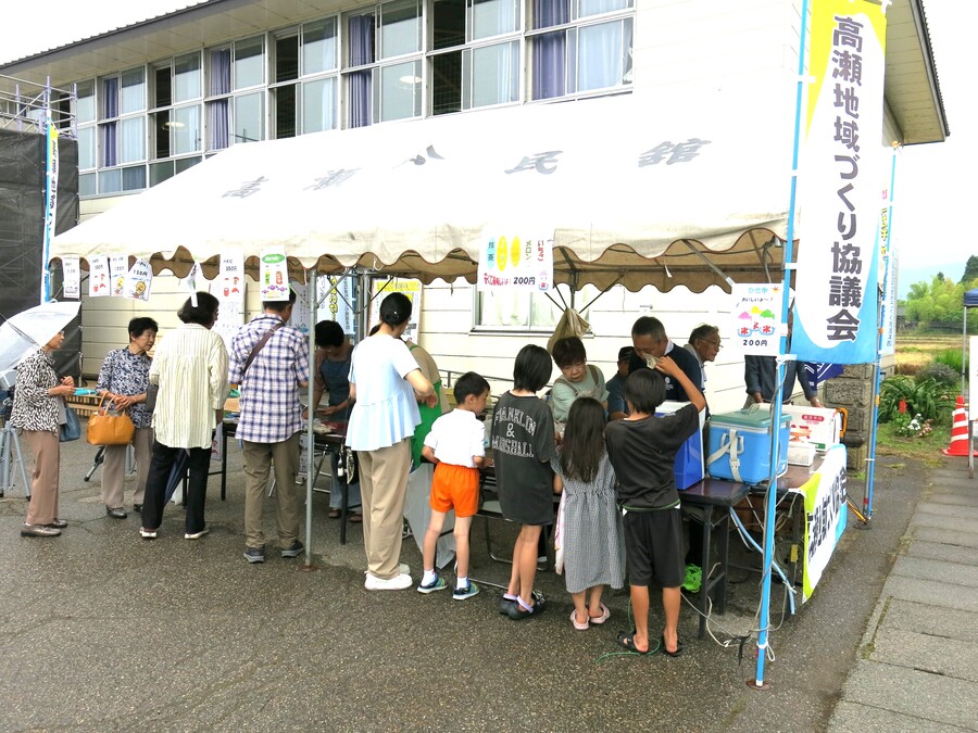 高瀬地域づくり協議会はバザー協力をしています