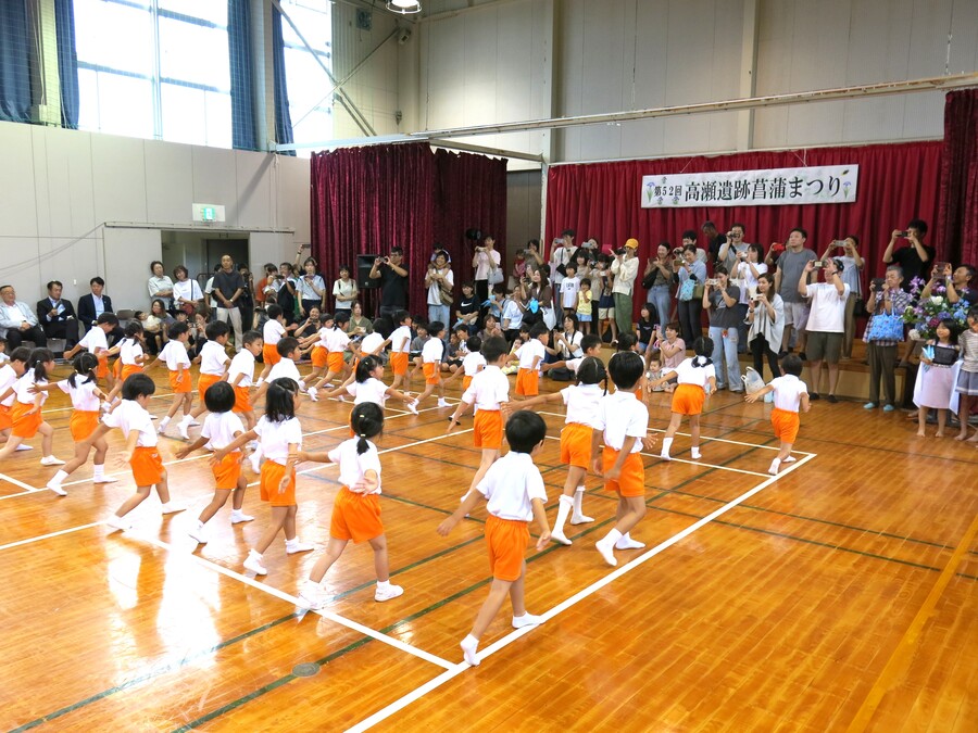 にじいろ保育園、山野保育園児の元気なお遊戯