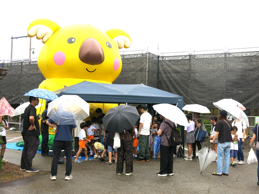 小雨でもふわふわドームは子供たちに大人気!