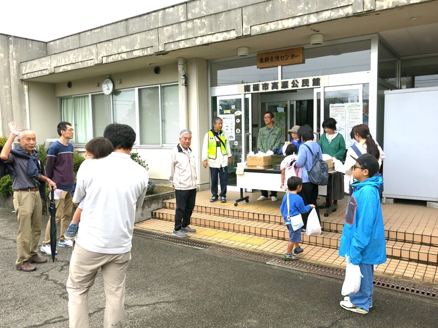 皆さん、お疲れさまでした 参加賞をもらって解散です