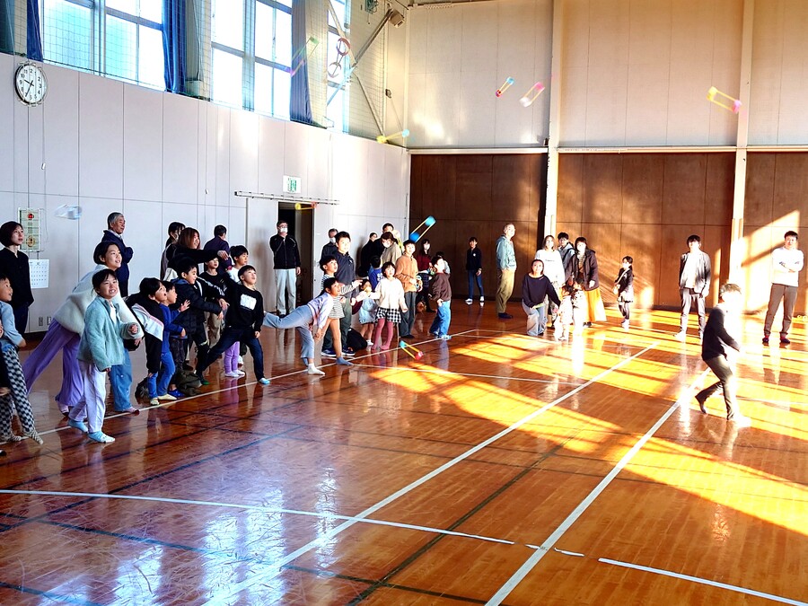 作りたてのおもちゃでさっそくお友達と体育館で遊びます。