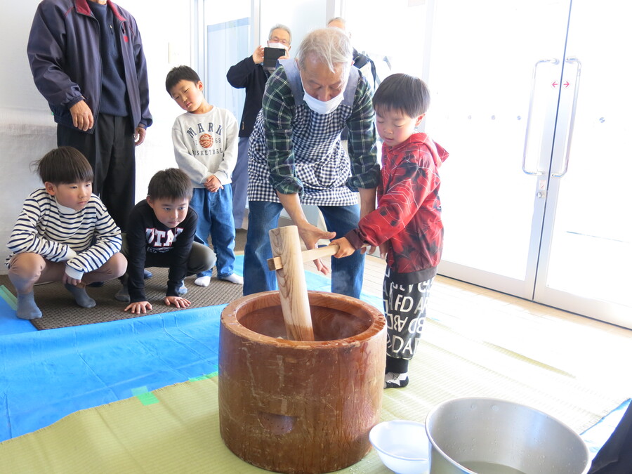 老人クラブの方々に手伝ってもらい「餅つき体験」!