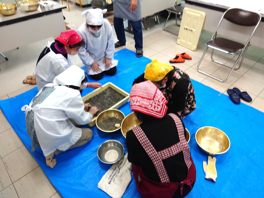 ついたお餅はさっそくゴマやきな粉をまぶして~!