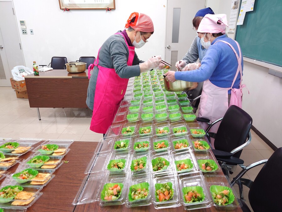 食改の方々も付け合わせの一品を作ってもらいました。