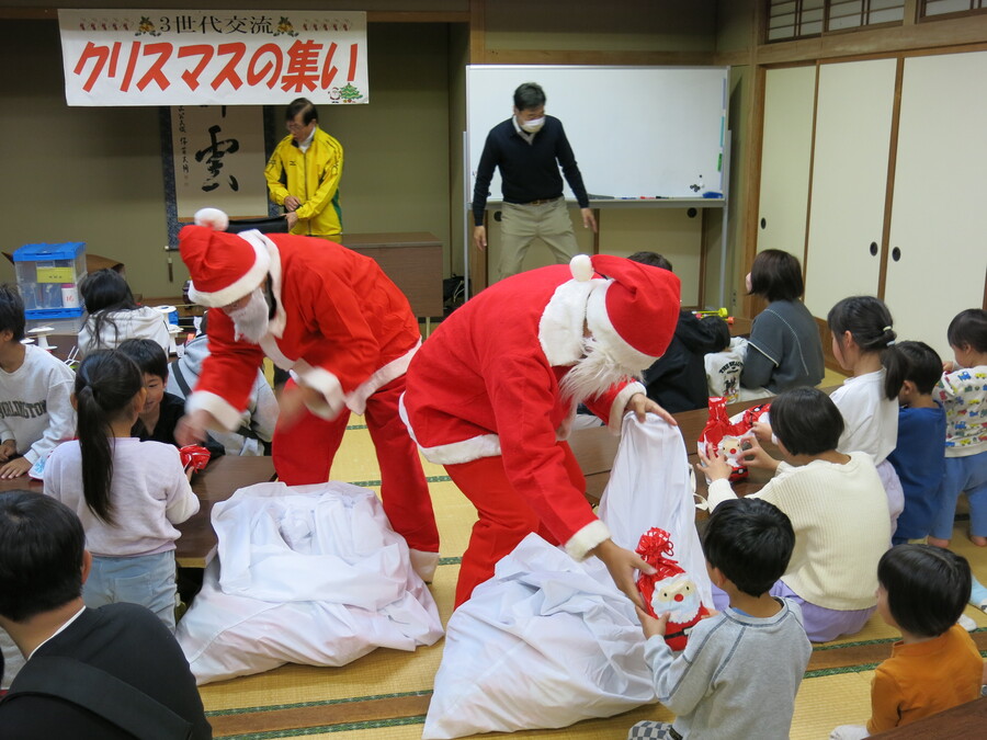 お待ちかね~!!サンタさん登場、プレゼントをもらい大喜び❣「サンタさんありがとう🎁」