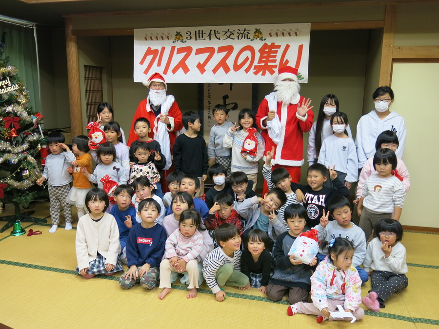 みんなでサンタさんと一緒に「パチッ」📸✨来年も来てね~❤