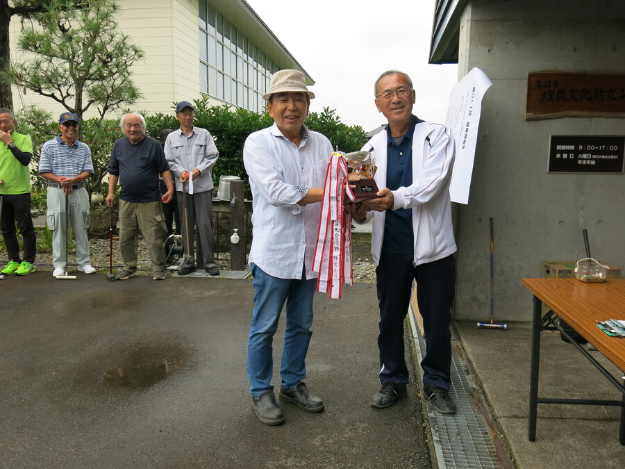 優勝杯返還 前回優勝中嶋光夫さん