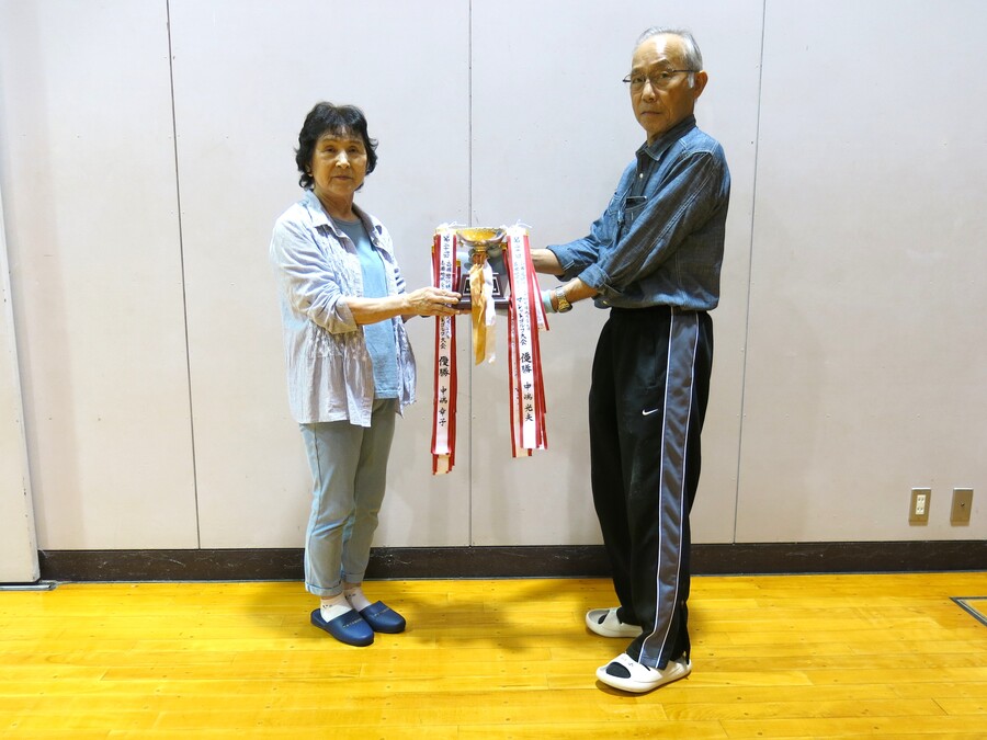 優勝の中嶋幸子さんへ 中川副会長(高瀬)から優勝杯授与